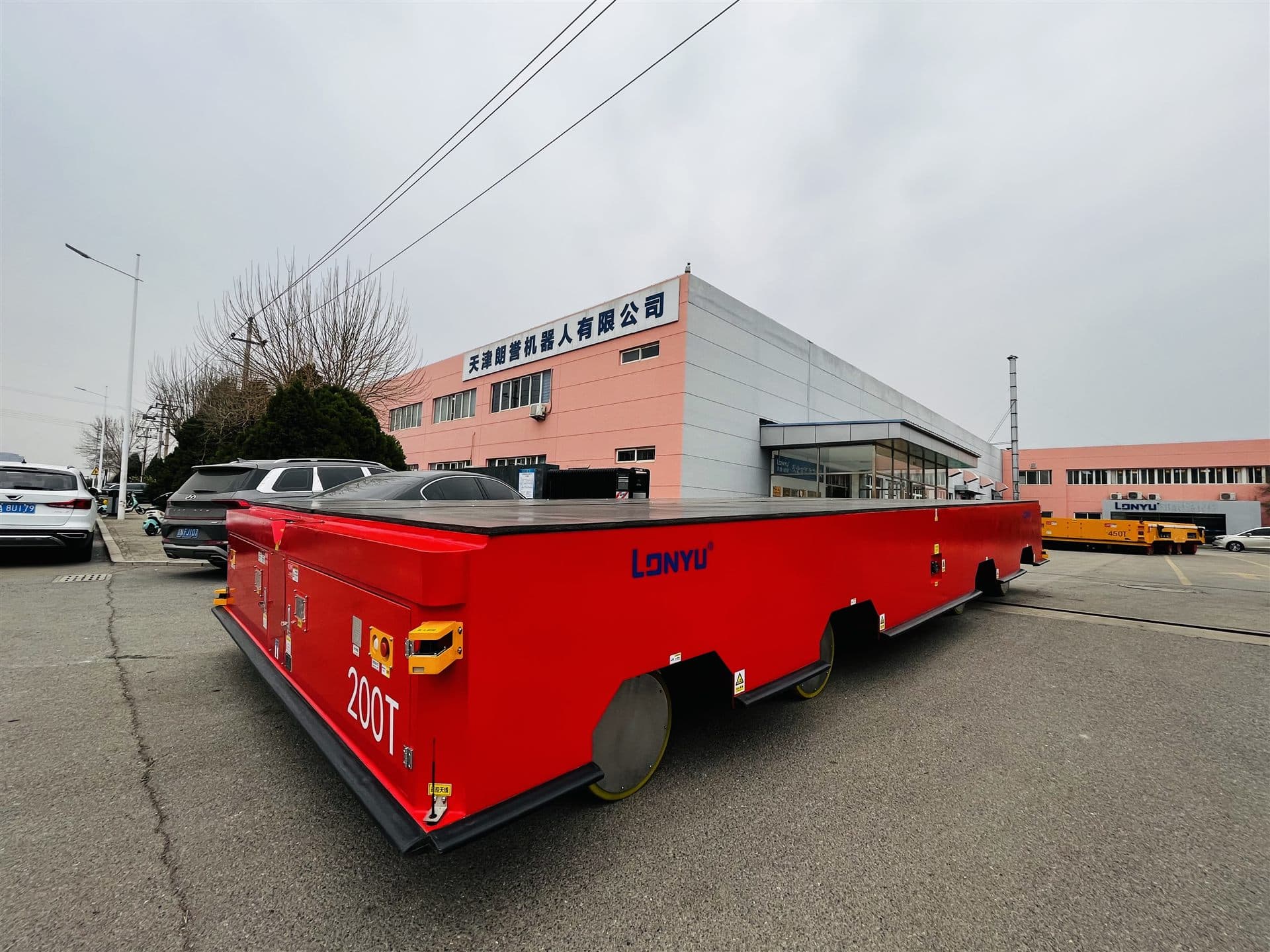 Lonyu Robot tesisi önünde 200 ton kapasiteli AGV