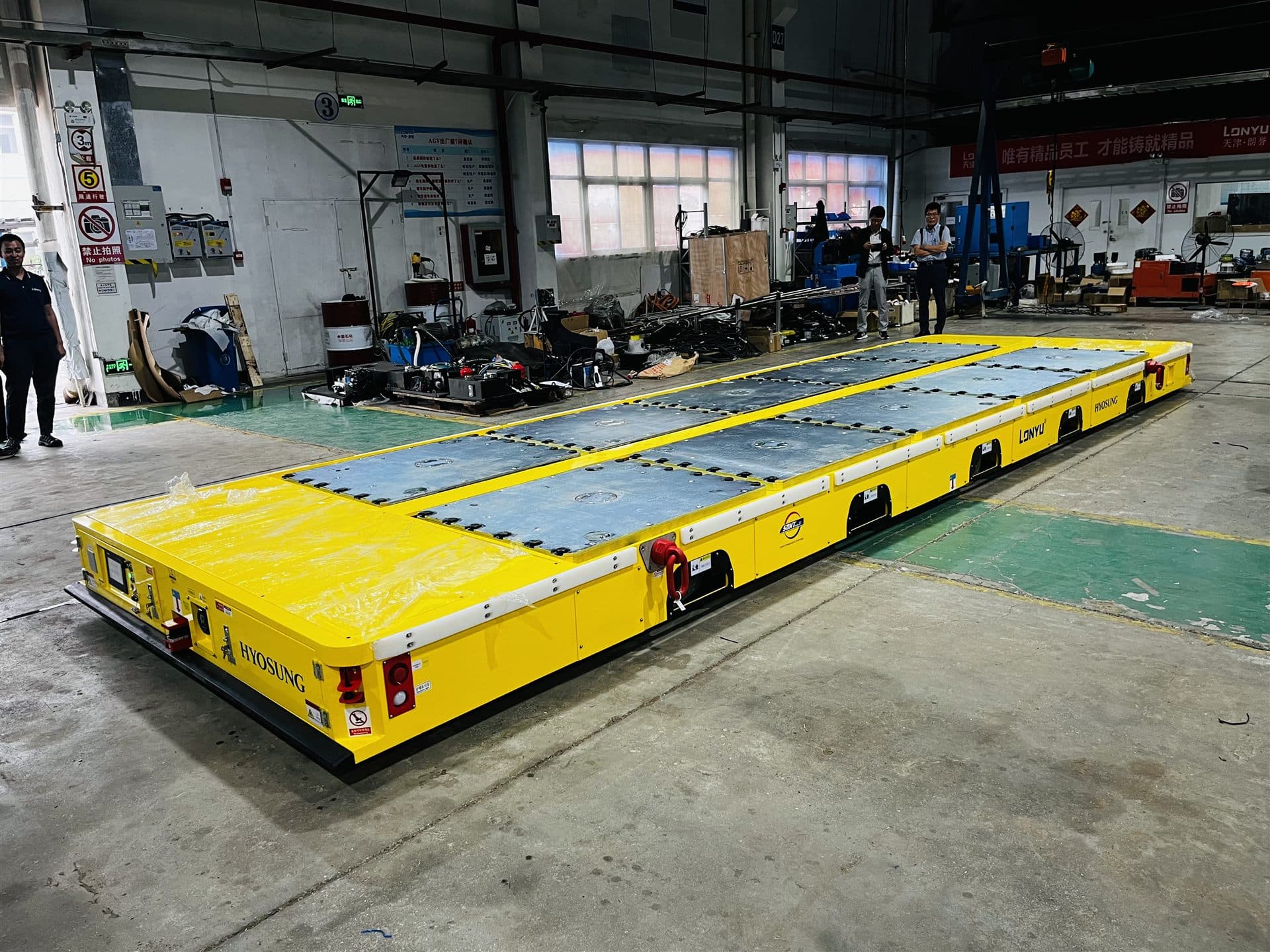 Üretim tesisinde ağır yük AGV platformu